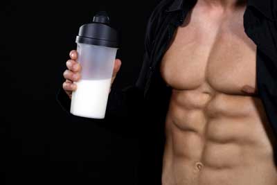 El aumento de la ingesta diaria de proteínas ayuda a aumentar la masa muscular magra 
